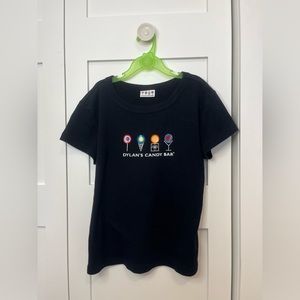 Hi, selling this pretty shirt for kids in size M.